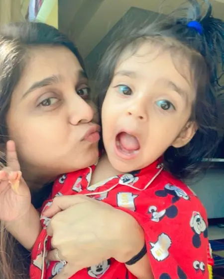 shraddha kharpude with daughter nitara kulkarni