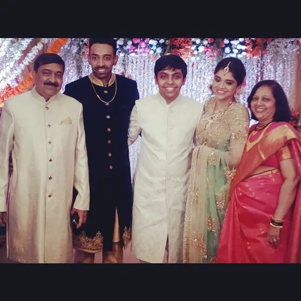 shraddha kharpude with her family