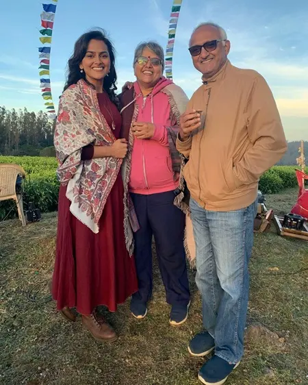 shraddha srinath with her parents