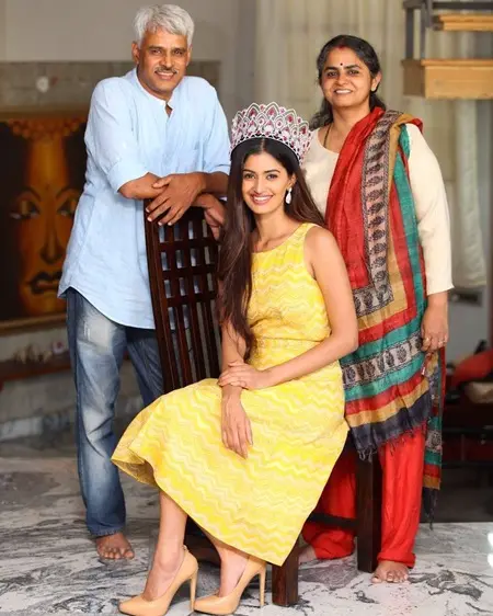 sushruthi krishna with her parents
