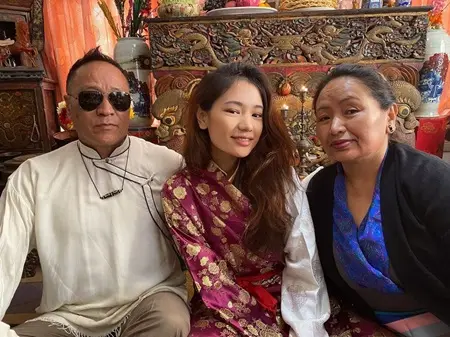 tenzin lhakyila with her parents