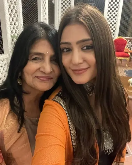 anjali tatrari with mother mona tatrari