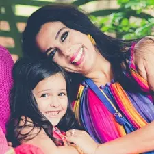 daria bedi with aunt pooja bedi