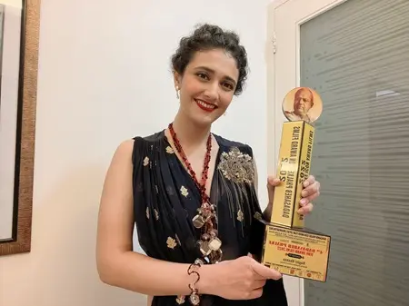 ragini khanna with her award