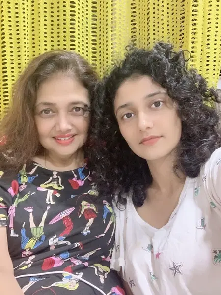 ragini khanna with mother kamini khanna