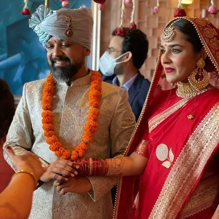 wedding picture of angira dhar and anand tiwari