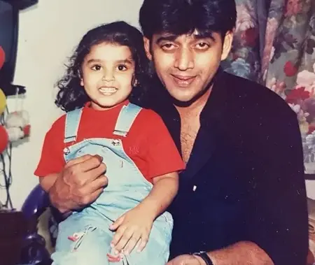 childhood picture of shinnova with father ravi kishan