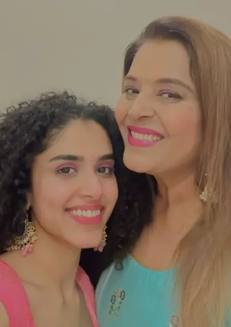 shinnova with mother aparna thakur