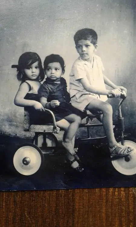 childhood picture of aditya pancholi with siblings anand and shraddhha