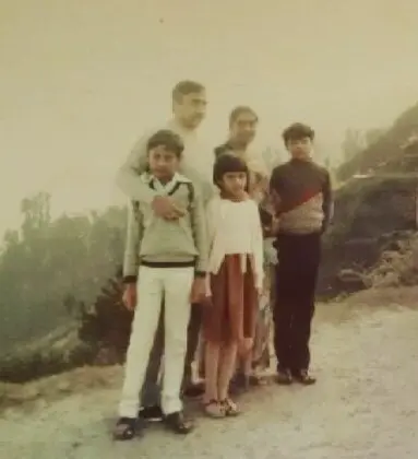 childhood picture of anurag, abhinav and anubhuti kashyap with their parents